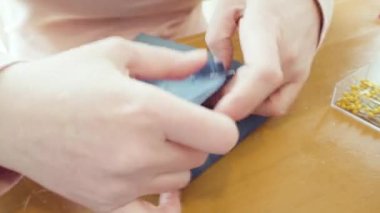 Koronavirüs salgını için dikiş makinesiyle pamuk yüz maskesi dikiyorum..