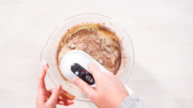 Adım adım. Düz yatıyordu. Çikolatalı kekle çikolatalı keki karıştırmak için bardaktaki malzemeleri karıştırıyorum..