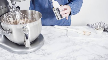 Adım adım. Ayakta duran bir mutfakta ev yapımı çikolatalı dondurma hazırlıyorum..