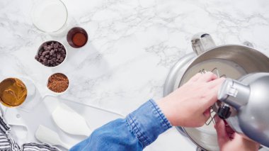 Düz yatıyordu. Adım adım. Ayakta duran bir mutfakta ev yapımı çikolatalı dondurma hazırlıyorum..