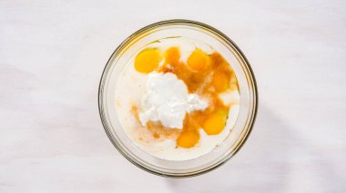 Adım adım. Düz yatıyordu. Çikolatalı kekle çikolatalı keki karıştırmak için bardaktaki malzemeleri karıştırıyorum..