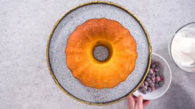 Düz yatıyordu. Adım adım. Böğürtlenli keki şekerli kızılcık ve limonlu kek tezgahıyla süslüyorum..