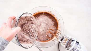 Adım adım. Düz yatıyordu. Çikolatalı kekle çikolatalı keki karıştırmak için bardaktaki malzemeleri karıştırıyorum..