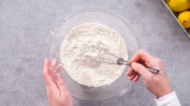 Düz yatıyordu. Adım adım. Limonlu kek hazırlamak için karıştırma kabının içindeki malzemeleri karıştırıyorum..