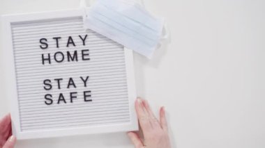 Mavili bir tıbbi maskeyle mesaj panosundaki 