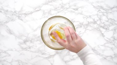 Düz yatıyordu. Adım adım. Mini krep gevreğinin malzemelerini karıştırıyorum..