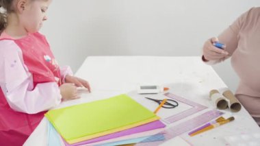 Adım adım. Kağıttan tek boynuzlu atlar yapmak ve boş tuvalet kağıdı ruloları yapmak..