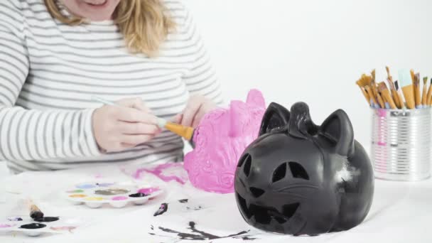Femme Peinture Artisanale Citrouille Avec Peinture Acrylique Pour Halloween — Video