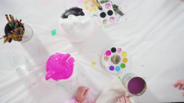 Düz yatıyordu. Cadılar Bayramı için akrilik boyalı balkabağı boyama.