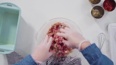 Düz yatıyordu. Adım adım. Bardak karıştırma kabında klasik sığır etli rulo köfte tarifi karışımı..