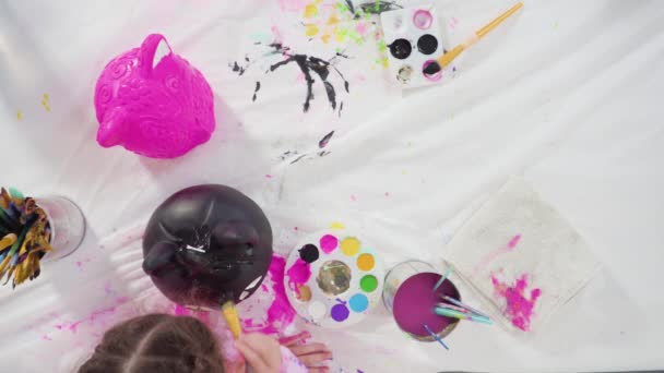 Plat Gelegd Schilderen Ambachtelijke Pompoen Met Acrylverf Voor Halloween — Stockvideo