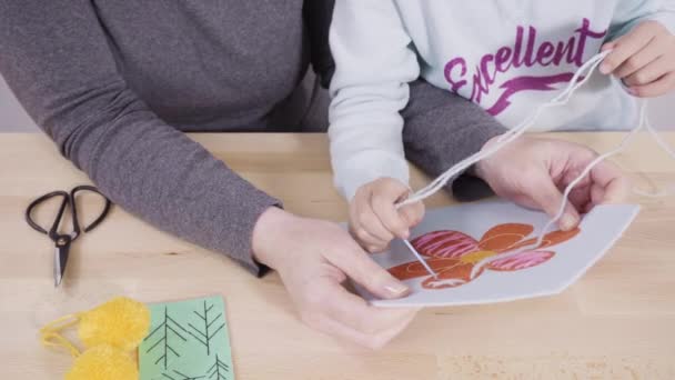 Küçük Kız Annesiyle Sanatları Masasında Dikiş Dikmeyi Öğreniyor — Stok video