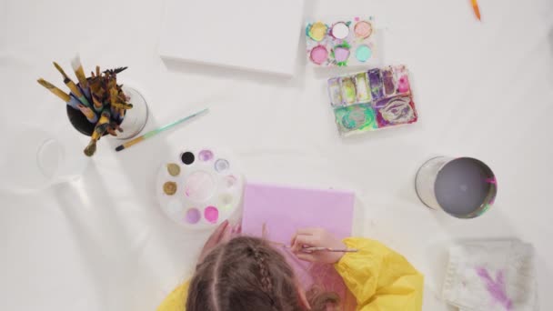 Düz Yatıyordu Uzak Bir Sanat Projesi Için Annesiyle Tuvale Akrilik — Stok video