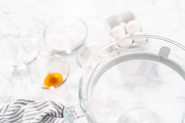 Tek boynuzlu at kurabiyeleri pişirmek için mutfak mikserinde krema yapıyorum..