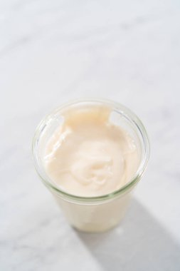 Krem peynir jöle içinde küçük cam jöle.