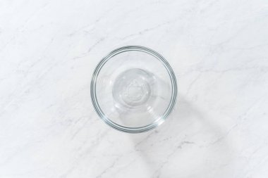 Düz yatıyordu. Kırmızı kadife kek ve krem peynir jöleli kek yapmak için büyük bir bardakta karıştırma malzemesi..