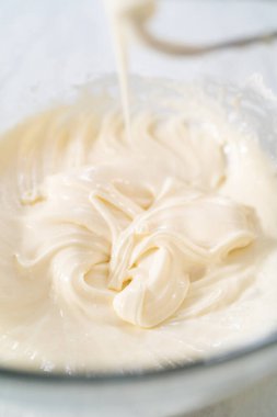 Krem peyniri jöleli yapmak için karışımı büyük bir bardakta karıştırıyorum..