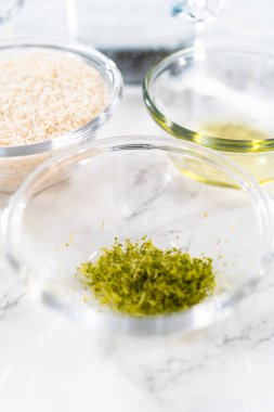 Cilantro Lime Rice. Kişniş limonlu pilav hazırlamak için cam karışımında ölçülmüş malzemeler..