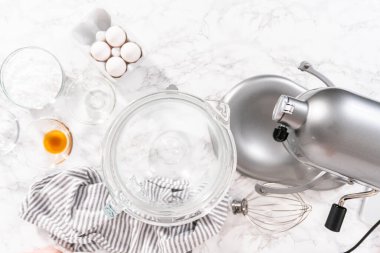 Düz yatıyordu. Tek boynuzlu at kurabiyeleri pişirmek için mutfak mikserinde krema yapıyorum..