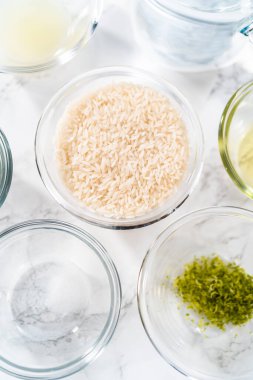 Cilantro Lime Rice. Kişniş limonlu pilav hazırlamak için cam karışımında ölçülmüş malzemeler..