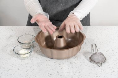 Basit bir vanilyalı kek yapmak için yağlı metal kek tepsisi..