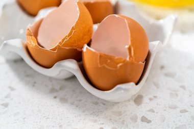 Basit bir vanilyalı kek pişirmek için ıslak malzemeleri küçük bir bardakta karıştırıyorum..