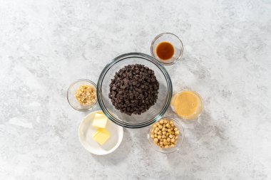 Düz yatıyordu. Fındıklı çikolatalı şekerleme hazırlamak için cam karıştırma kabında ölçülmüş malzemeler..