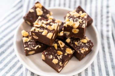 Beyaz tabakta ev yapımı çikolatalı fındıklı şekerleme parçaları..