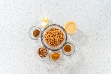 Düz yatıyordu. Kabak aromalı fındıklı şekerleme hazırlamak için cam karışımında ölçülmüş malzemeler..