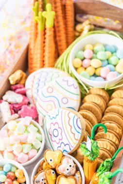 Paskalya şekerleri, kurabiyeler ve şekerlemelerle şarküteri kurulumu.