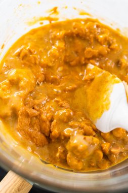 Çikolata parçacıkları ve diğer malzemeleri kaynayan suyun üzerine karıştırıp kabak aromalı şekerleme hazırlıyorum..