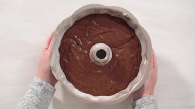 Adım adım. Düz yatıyordu. Çikolatalı kek hamuru metal bir demet kek tepsisi pişirmeye hazır..