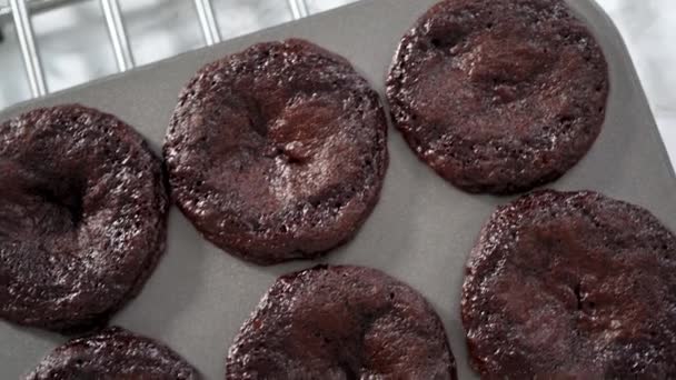 Chlazení Čerstvě Upečených Čokoládových Cupcakes Kovové Cupcake Pan — Stock video