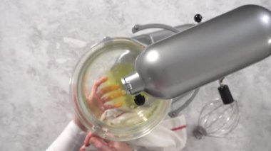 Düz yatıyordu. Tek boynuzlu at temalı patatesler hazırlamak için mutfak mikserindeki malzemeleri karıştırıyorum..