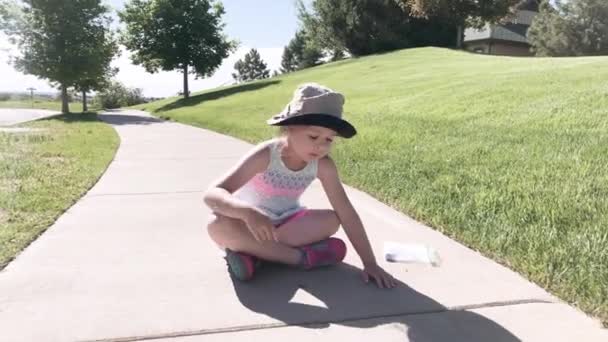 Dívka Kreslí Křídou Chodníku Letní Den — Stock video