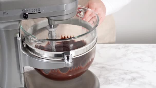 Μίξη Συστατικών Στο Μίξερ Κουζίνας Για Ψήσετε Ένα Κεκάκι Σοκολάτας — Αρχείο Βίντεο