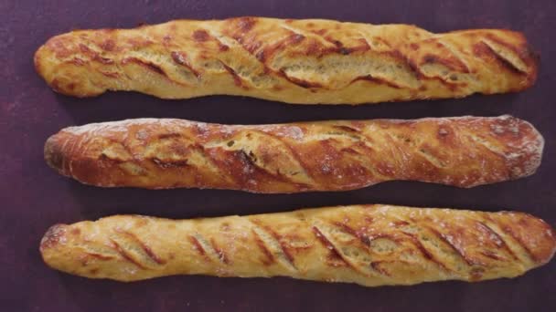 Ležel Čerstvě Pečený Malý Francouzský Bagetový Chléb — Stock video