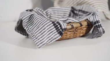 Ev yapımı mayalı buğday ekmeğini dökme demir Hollanda fırınında pişirmek.