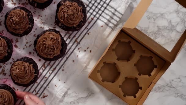 Deitado Embalagem Cupcakes Chocolate Com Cobertura Ganache Chocolate Uma Caixa — Vídeo de Stock