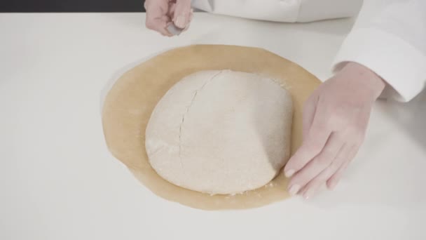 Pieczenie Chleba Pszennego Domowej Roboty Odlewanym Piecu Holenderskim — Wideo stockowe