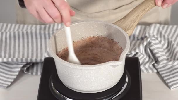 Schritt Für Schritt Zubereitung Von Schokolade Zuckerguss Einem Kleinen Topf — Stockvideo