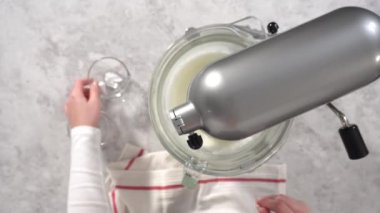 Düz yatıyordu. Tek boynuzlu at temalı patatesler hazırlamak için mutfak mikserindeki malzemeleri karıştırıyorum..