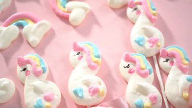 Adım adım. Kameraya yakın duran tek boynuzlu at kurabiyeleri fırlatıyor..