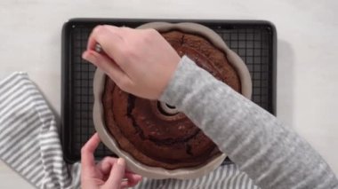 Adım adım. Düz yatıyordu. Soğutucuda taze pişmiş çikolatalı kek..