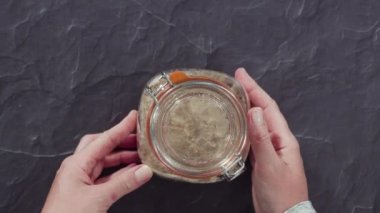 Düz yatıyordu. Ev yapımı buğday ekmeği. Cam bir mason kavanozunda başlangıç..