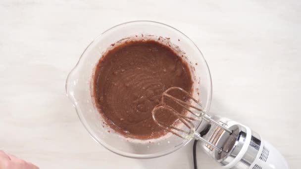 Krok Krokem Ležel Míchání Ingrediencí Skleněné Míse Pečení Čokoládového Koláče — Stock video