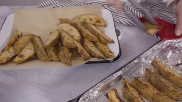 Beyaz Servis Tepsisinde Baharatlı Taze Fırınlanmış Patates Dilimleri — Stok video