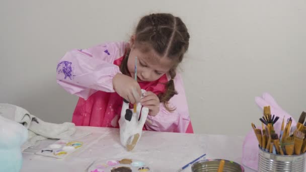 Evde Resim Dersinde Kağıt Heykel Boyayan Küçük Bir Kız — Stok video