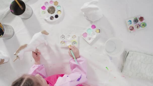 Pose Plate Petite Fille Peinture Papier Mache Figurine Domicile Classe — Video