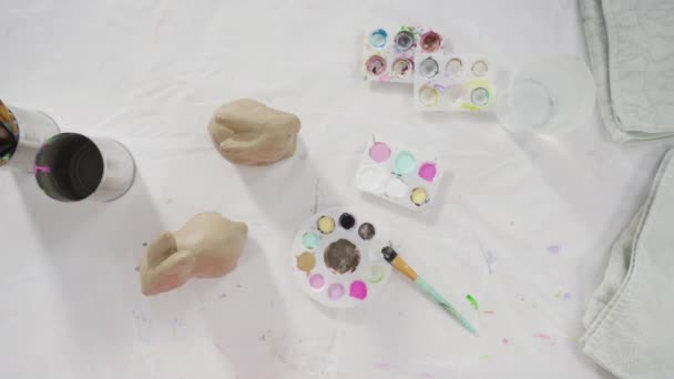 Leżeć Płasko Dziewczynka Maluje Papierową Figurkę Mache Zajęciach Sztuki Domu — Wideo stockowe